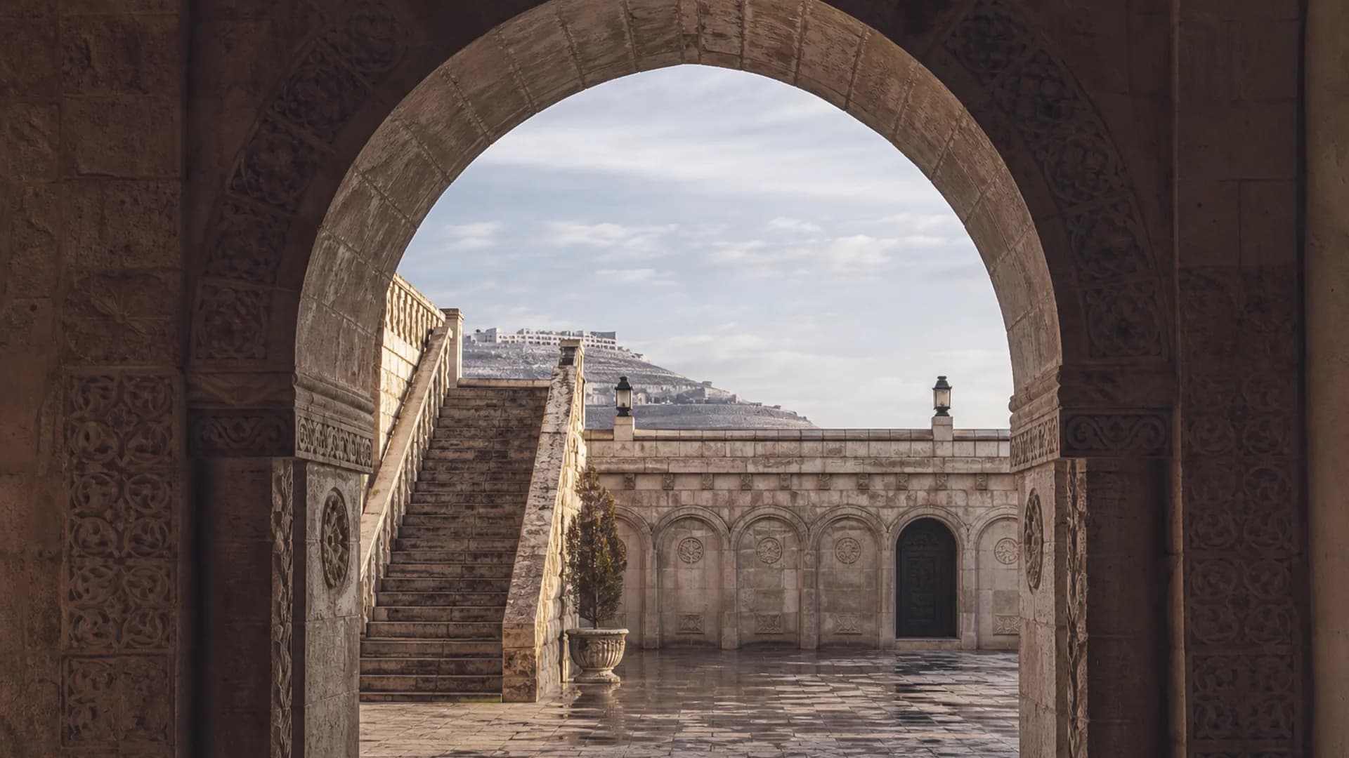 Mardin taş mimarisi atmosferinde Medyum Armağan Hoca Ankara danışmanlık görseli